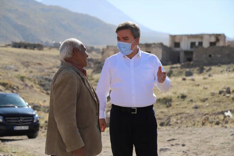 <p>Aksaray Valisi Hamza Aydoğdu, 30 yıl önce su çıkmadığı için boşaltılan Gözlukuyu köyünde tek başına yaşayan 66 yaşındaki Selami Salman'ı ziyaret etti.</p>

<p> </p>
