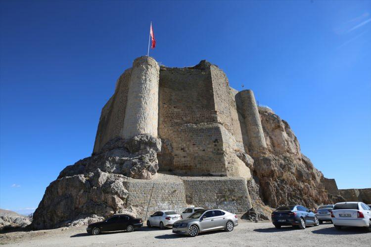 <p>Milattan önce 8. yüzyılda Urartu Krallığı tarafından yapılan Harput Kalesi, Roma, Bizans, Selçuklu ve Osmanlı gibi farklı medeniyetlerin izlerini taşıyor.</p>

