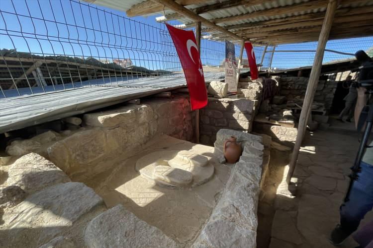 <p>Harput Kalesi Kazı Başkanı Prof. Dr. İsmail Aytaç da, birçok medeniyete ev sahipliği yapan Harput'un bir kültür varlığı olarak dünya kamuoyunun önüne çıkma zamanının geldiğini dile getirdi.</p>

<p> </p>
