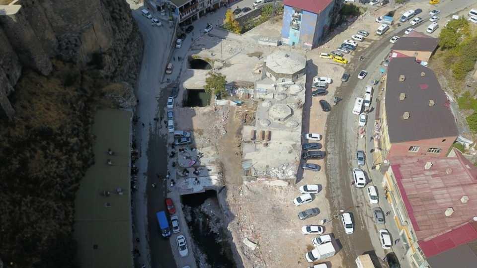 <p><strong>“Bitlis geçmişte Anadolu’nun en güzel kentlerinden birisiydi”</strong><br />
<br />
Demirtaş, dere üstü projesinin yerinde bir proje olduğunu, ancak tek başına bu projenin tarihi ortaya çıkarmaya yetmeyeceğini de ifade ederek, “Burada İslam medeniyeti öncesine dair yığınla tarihi dokuyu ortaya çıkarmak mümkündür.</p>