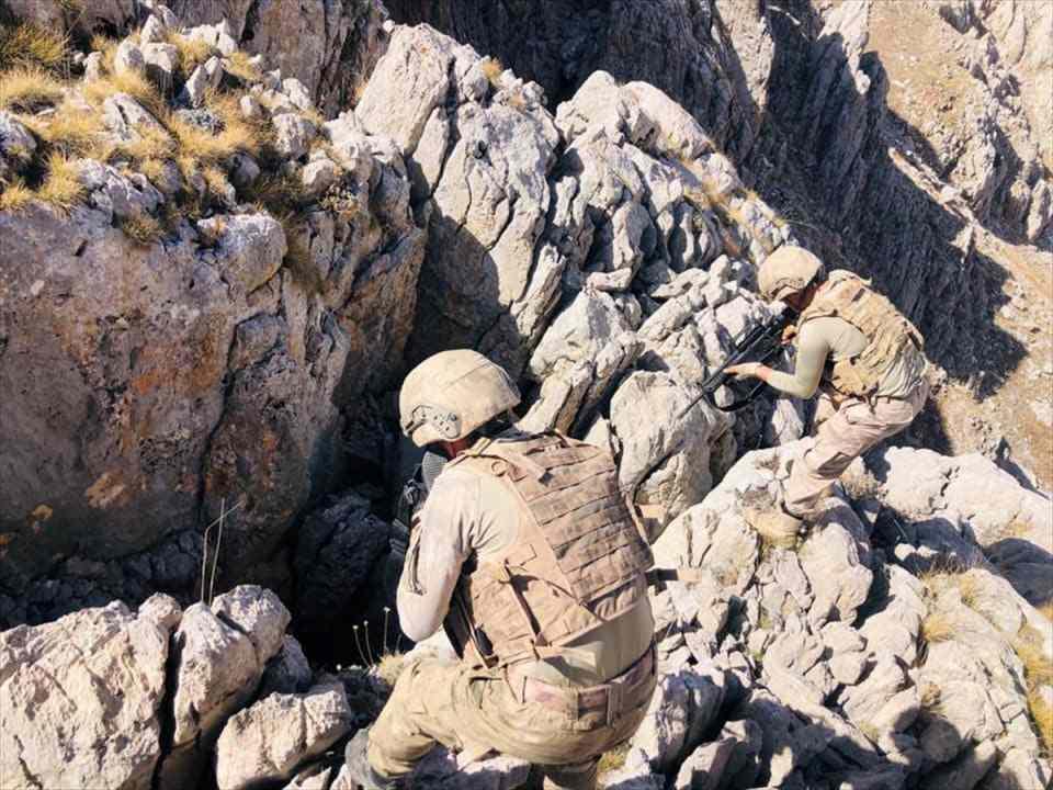 <p>Açıklamada, teröristlere yönelik operasyonlara, "ara-bul-yok et" prensibiyle devam edileceği vurgulandı.</p>
