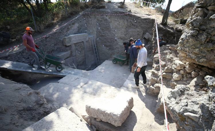 <p>Çanakkale'nin Ezine ilçesinde denize yakın bir bölgede yer alan Alexandria Troas Antik Kenti'nde, 5 Temmuz'da başlayan kazılarda, yaklaşık 2 bin 200 yıllık olduğu tahmin edilen çarşının iki kapısına ulaşıldı.</p>
