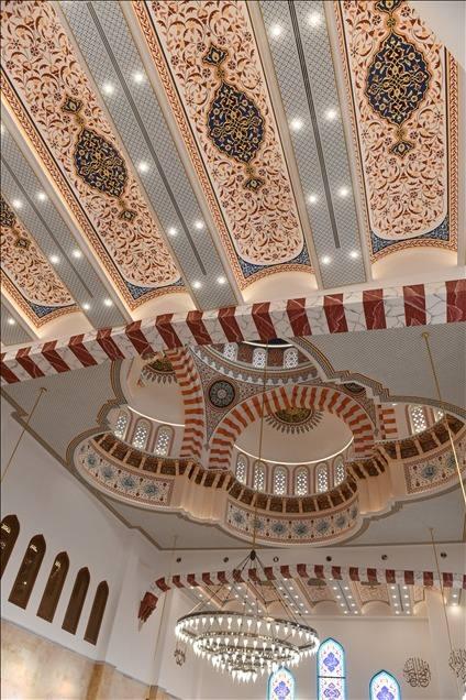 <p>CAMİNİN HALISI TÜRKİYE'DEN GETİRİLDİ</p>
<p>Tasarımını sunduğunda bağışçının da çok memnun kaldığına işaret eden Amr, "3 bin 600 metrekarelik alana sahip cami, Osmanlı üslubu ile yerel üslubu birleştiriyor.</p>