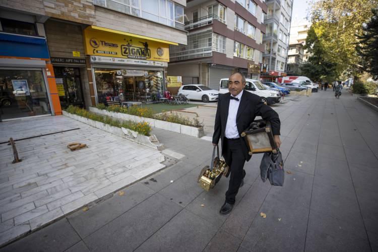 <p>Ankara'da 45 yıldır ayakkabı boyacılığı yapan 57 yaşındaki Eyyüp Oygur, takım elbisesi ve papyonuyla mesleğini sürdürüyor.</p>
