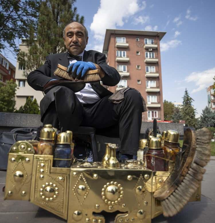 <p>Papyonlu boyacı Oygur, meslek hayatının geride kalan 45 yılından sanat, siyaset ve iş dünyasından birçok tanınmış ismin ayakkabısını boyadığını belirterek, bu isimler arasında Bülent Ecevit, Devlet Bahçeli, Muhsin Yazıcıoğlu, Emel Sayın ve İbrahim Tatlıses'in de olduğunu dile getirdi.</p>
<p> </p>