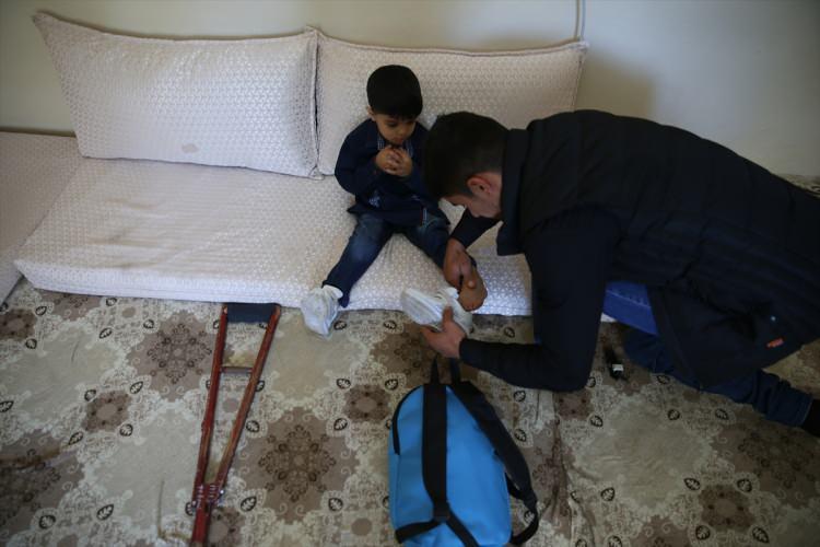 <p>Mardin'in Kızıltepe ilçesinde gelişim geriliği nedeniyle 2 yıl önce sağ bacağı kesilen ve bir hayırseverin desteğiyle yaptırılan protez bacağa kavuşan 5 yaşındaki Muhammed Hüseyin, ana sınıfına başladı. </p>
