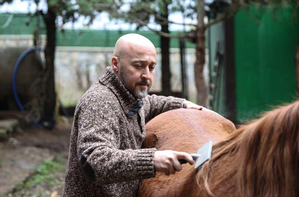 <p>Mert Akkök, sokaklarda kaderlerine terkedilen, bakıma muhtaç 70'ten fazla hayvanın rahat yaşayabilmesi için evini İstanbul'un merkezinden Tuzla'daki bir köye taşıdı.</p>

<p> </p>
