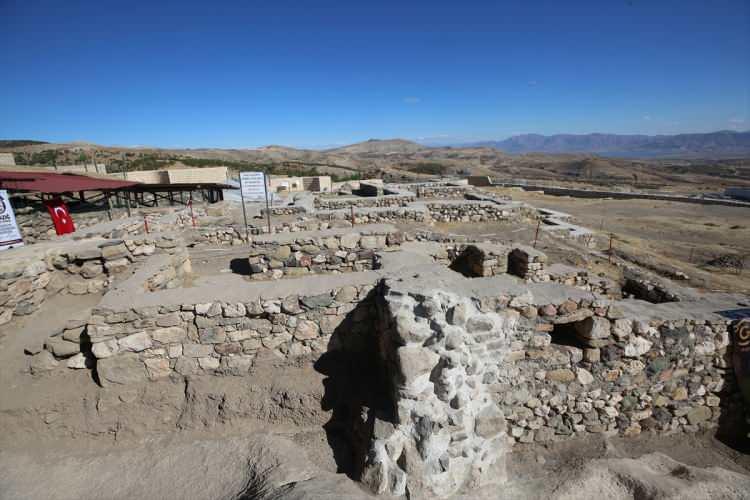 <p>Aytaç, restorasyonu tamamlanan alanların daha modern bir çatıyla kapatılması ve daha rahat gezilebilmesi için yürütülen çalışmaları kısa zamanda sonuçlandıracaklarını sözlerine ekledi.</p>

