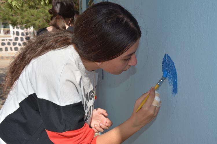 <p>Bir yıl içerisinde 10 okulu boyayarak bambaşka hale dönüştüren gönüllüler, son olarak ilçeye 17 kilometre uzaklıktaki Kaynakbaşı İlkokulu'nu ellerine fırçaları alıp boyadı.</p>
