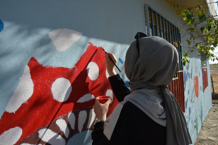 <p>Binanın boyanmasının yanı sıra sınıfta temizlik de yapan öğretmenler ve öğrenciler, okul bahçesinde de oyun alanları hazırladı.</p>