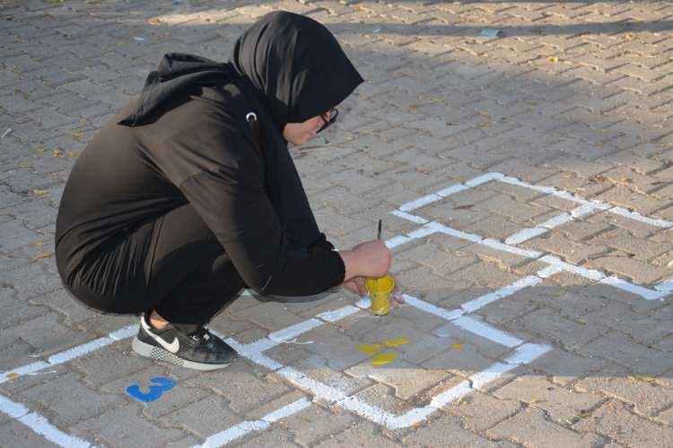 <p>Öğretmen Doğan Ahmer, AA muhabirine, proje kapsamında her ay bir okul belirleyip boyadıklarını söyledi.</p>