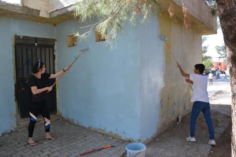 <p>Amaçlarının öğretmen ve öğrencilerin iyi bir ortamda eğitim öğretim yapmasını sağlamak olduğunu belirten Ahmer, "Bu köy okulumuzun boyanması talebi bize öğrencilerimizden geldi. </p>