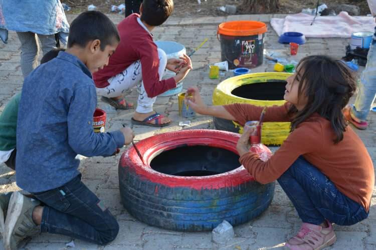 <p>Bu kadar hızlı gelip boyayacaklarını beklemiyordum"</p>
<p>Kaynakbaşı İlkokulu öğretmeni Feyza Gürci ise gönüllüler sayesinde okullarının yepyeni bir yüze kavuştuğunu belirtti.</p>