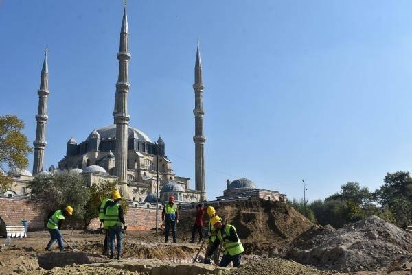 <p>EDİRNE'de tarihi Selimiye Camii'nin çevre düzenlemesi kazılarında Roma dönemine ait olduğu değerlendirilen aile mezarlığı bulundu. </p>
