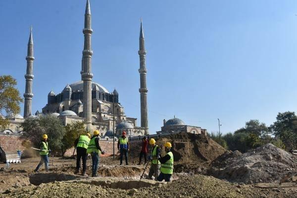 <p>Trakya Üniversitesi Edebiyat Fakültesi Sanat Tarihi Bölümü Başkanı Prof. Dr. Engin Beksaç, "Selimiye Camii alanının Osmanlı döneminden öncesi de bir kullanımı var. Selimiye Camii alanında Roma dönemine ait mezarlıklar var. Roma döneminde önemli kutsal bir bölge. 1900 yıl öncesi de önemli bir yaşam bölgesi. Yapılan kazı çalışmalarında çok dikkatli olmak lazım, her an her şey çıkabilir" dedi.</p>
