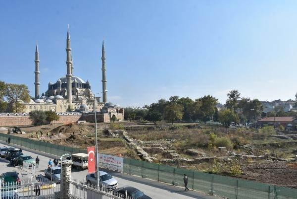 <p>Edirne'de Mimar Sinan'ın ustalık eseri olan UNESCO Dünya Kültür Mirası Listesi'ndeki Selimiye Camii'nde, Çevre ve Şehircilik Bakanlığı'nın 'Selimiye Camii Çevresi ve Kentsel Tasarım Projesi' kapsamında sürdürülen kazı çalışmalarında Roma dönemine ait olduğu tahmin edilen aile mezarlığı bulundu. Yan yana gömülü olarak çıkarılan iskelet kemikleri incelenmek üzere Edirne Müzesi'ne götürüldü, mezarın taşları da koruma altına alındı.</p>
