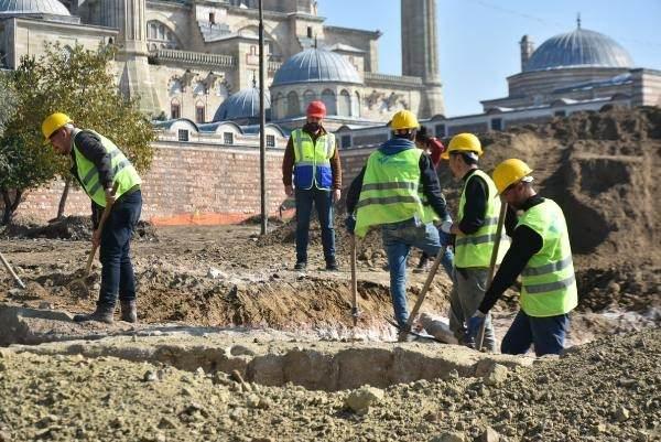 <p>'BURADA MEZARLARIN ÇIKMASI RASTLANTI DEĞİL'</p>

<p>Trakya Üniversitesi Edebiyat Fakültesi Sanat Tarihi Bölümü Başkanı Prof. Dr. Engin Beksaç, Selimiye Camii alanında Roma dönemine ait mezarların olduğunu söyledi. Bölgenin Roma döneminde defin alanı olduğunu söyleyen Prof. Dr. Beksaç, "Selimiye Camii önünde kazılmakta olan alan son yıllarda çok tahribat geçirmiş ve kimliğini kaybetmiş ama 20'nci yüz yılın başlarında buradaki görüntü çok farklı. Burada bir okul var, hanlar ve çok geniş bir yerleşim alanı var. Özelikle 1960 yıllardan sonra düzenlemelerle birlikte çok farklı bir kimliğe bürünmüş bir alan.</p>
