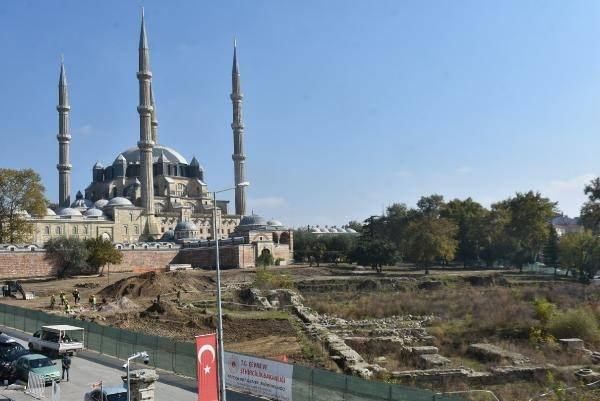 <p> Burada mezarların çıkması rastlantı değil. Bu bildiğimiz bir olay ve bu metropol çok geniş bir alana yayılmış durumda. Şu anda çok geniş bir alan tahrip edilmiş bir durumda. Burada han kazısı çalışmaları yapan arkadaşlar bazı mezarlara rastlamışlardır" dedi.</p>