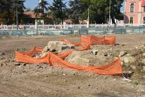 <p>Kazı çalışmalarında dikkatli olunması gerektiğini ifade eden Prof. Dr. Beksaç, "Bu bölge 1900 yıl öncesi de önemli bir yaşam bölgesi. Yapılan kazı çalışmalarında çok dikkatli olmak lazım, her an her şey çıkabilir. Edirne'de yapılan kazılarda 1-2 metre altta, bazı bölgelerde yapılan kazılarda ise 30 santimetre aşağıda bile buluntulara rastlamak mümkün" dedi.</p>
