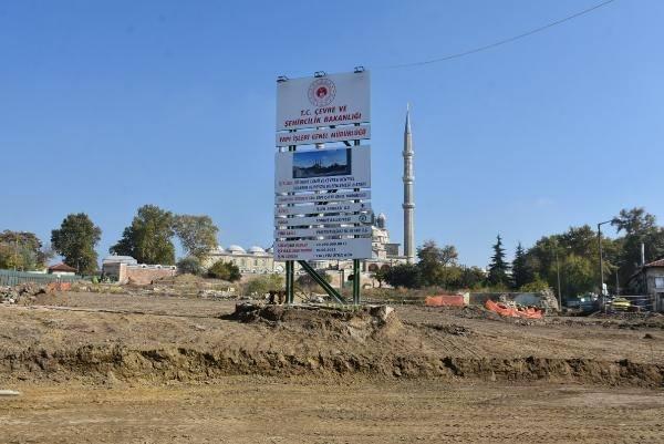 <p>DAHA ÖNCEKİ KAZILAR Selimiye Camii'nin aynı bölgesinde 2016 yılında yapılan Yemişkapanı Hanı kurtarma kazısında, Roma dönemine ait olduğu belirtilen insan iskeleti parçaları bulundu. </p>
