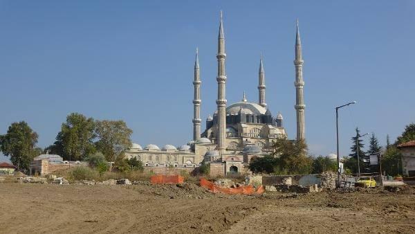<p>Gün yüzüne çıkarılan kafatası, kol ve bacak kemikleri incelenmek üzere Trakya Üniversitesi'ne götürüldü. O dönem yetkililer, bulunan insan iskeletlerinin M.Ö. 5'inci ve M.Ö. 6'ncı yüzyıl aralarında Geç Roma ile Erken Doğu Roma döneminde yaşayan insanlara ait iskeletler olduğunu tahmin ettiklerini açıkladı.</p>
