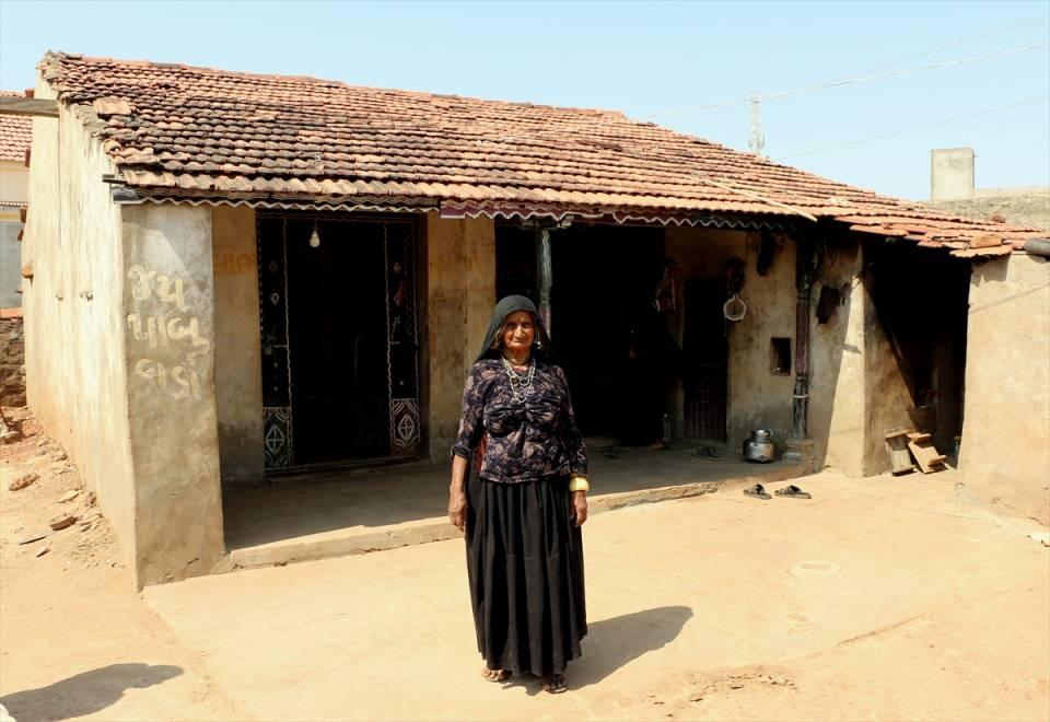 <p>70 yaşındaki Jivunben Rabari ile 75 yaşındaki kocası Maldhari, 45 yıldır evli.</p>

<p> </p>
