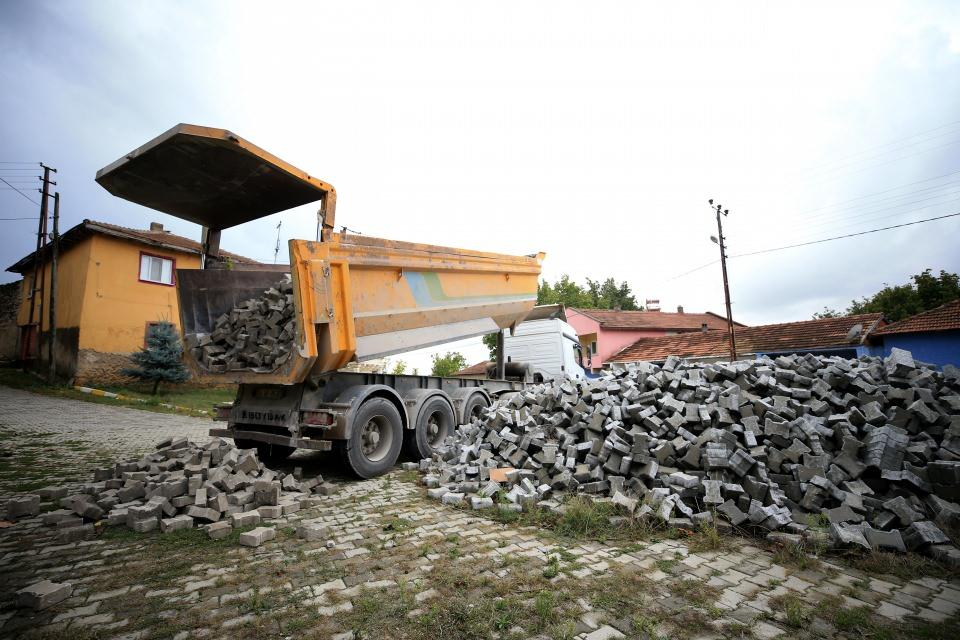 <p>Dal, ardından ekibiyle köyün eksikliklerini tespit ederek yatırım planı hazırladı.</p>
<p> </p>