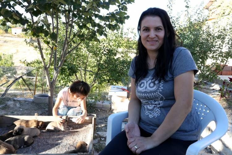 <p>Sude'ye Fındık ve yavrularının bakımında destek olduklarını anlatan Gündüz, "Sude'nin göstermiş olduğu duyarlılıktan dolayı çok mutlu olduk. Köpeği görür görmez elinden geldiği kadar merhametli şekilde bakmaya başladı. Hayvanları yaralayan, onlara eziyet eden insanları da görüyoruz. Kızımızı hayvan sevgisinden dolayı kutluyoruz." dedi.</p>