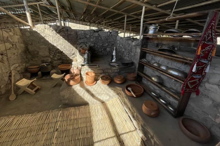 <p>"Gördüğüm ve bu kazılardan da ortaya çıkan eserlerden son derece etkilendim. Biraz tarihle meşgul olan biri olarak söylüyorum, buraları kazdıkça buralarda unutulmuş pek çok bilgi ve manevi hazine çıkacak. </p>
<p> </p>