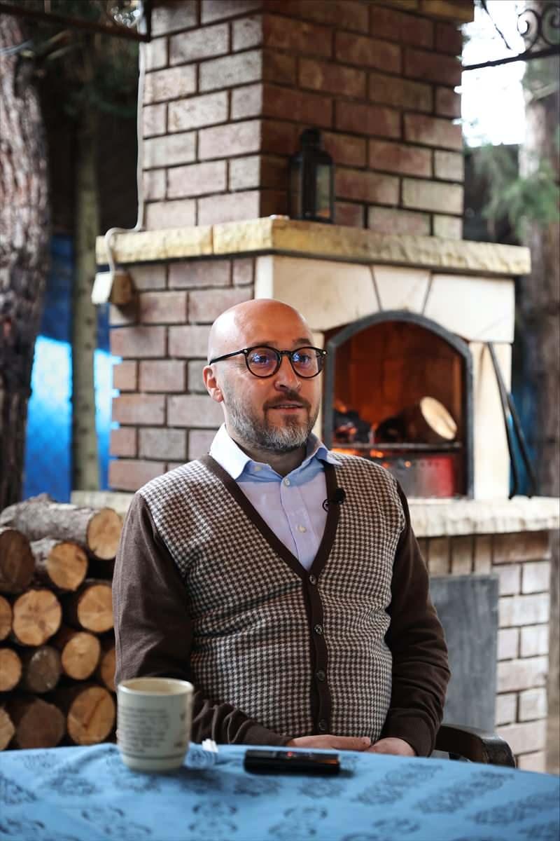 <p>Sadece köpeklerim değil, kazlarım ve martılarım da benzer şekilde özlemlerini ve sevinçlerini gösteriyorlar Bu konuda en çılgın tepkiyi ise atım veriyor. Artık kocaman olsa da hala kendisin ufak bir at zannettiği için koşarak üzerime geliyor, kendi boynuyla benim boynuma sanki sarılırcasına yükleniyor, bazen fazla yüklenip beni deviriyor." ifadelerini kullandı.</p>
<p> </p>