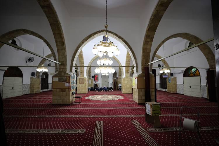 <p>Osmanlı İmparatorluğu'nun tarihi Filistin'in Yafa kentinde inşa ettiği Hasan Beg (Hasan Bey) Camisi, İsrail'in kuruluşundan bu yana maruz kaldığı saldırılara rağmen ihtişamı ve mimari güzelliğiyle zamana direniyor.</p>
