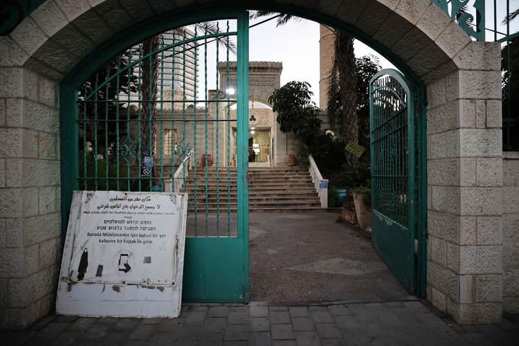 <p>Tarihi Filistin topraklarının büyük bir kesimi üzerinde 1948’de kurulan İsrail devleti, Yafa kentini idari olarak başkent Tel Aviv’in belediyesine bağlarken, Filistinlilerin Arus’ul Bahr (Denizin Gelini) olarak isimlendirdiği Yafa kentinin en önemli camilerinden biri olan Hasan Beg’in kapılarına da kilit vurdu</p>