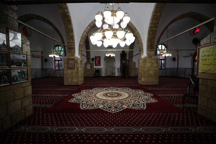 <p>Müslüman çevresinden tamamen koparılarak etrafına otellerin ve çeşitli eğlence mekanlarının kurulduğu Hasan Beg Camisi, Filistinlilere göre, ibadete kapalı olduğu yıllar boyunca, uyuşturucu bağımlılarının uğrak yeri olmasının yanı sıra ahır ve hayvan barınağına dönüşmüştü</p>