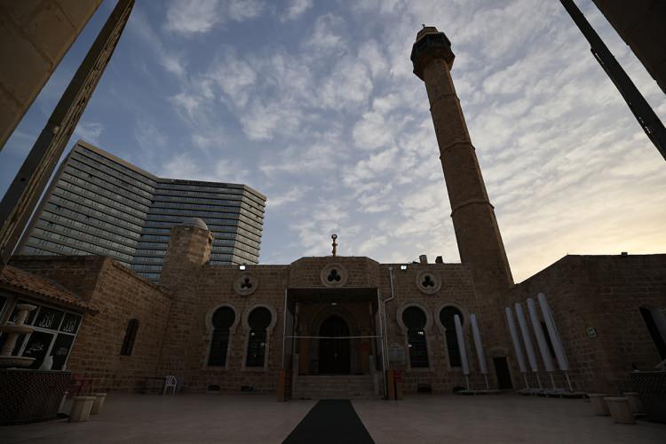 <p>Yatay dikdörtgen şekilli ve surlarındaki tek sıra pencerelerle hareketlendirilmiş olan avluda, girişe göre iki yana yerleştirilmiş mermer fıskiyeli birer sekizgen şadırvan dikkati çekerken, kıble yönüne doğru sol tarafında ise Hasan Bey adını taşıyan bir de İslami İlimler Kütüphanesi yer almakta.</p>