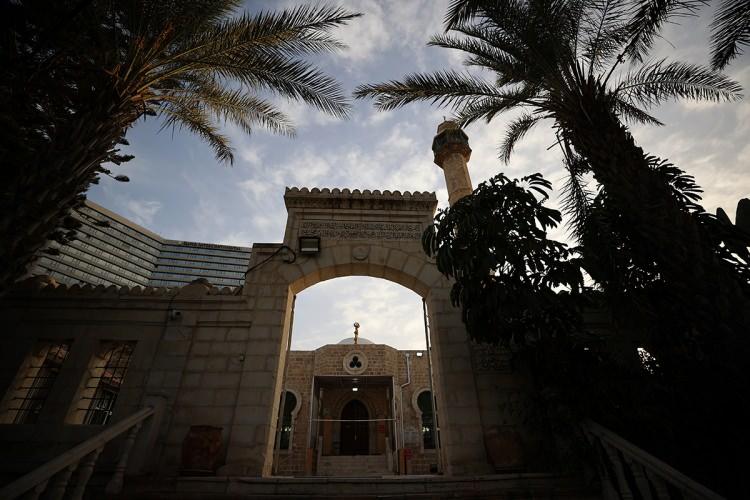<p>Osmanlı’nın bugünkü İsrail’in başkenti Tel Aviv’deki imzasını taşıyan Hasan Beg Camisi’nin İmam Hatibi Şeyh Doktor Ahmed Ebu Acve, dünden bugüne caminin tarihini, Nekbe’yi (Büyük Felaket) ve bu nadide tarihi esere yönelik saldırıları AA ekibine anlattı.</p>