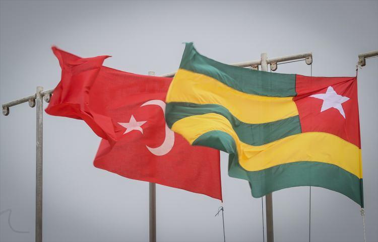 <p>Cumhurbaşkanı Erdoğan'ın ziyaret edeceği Togo'nun başkenti Lome caddelerine Erdoğan ve Togo Cumhurbaşkanı Faure Gnassingbe'nin fotoğraflarının yer aldığı afişler asıldı, sokaklar Türk bayraklarıyla donatıldı.</p>
