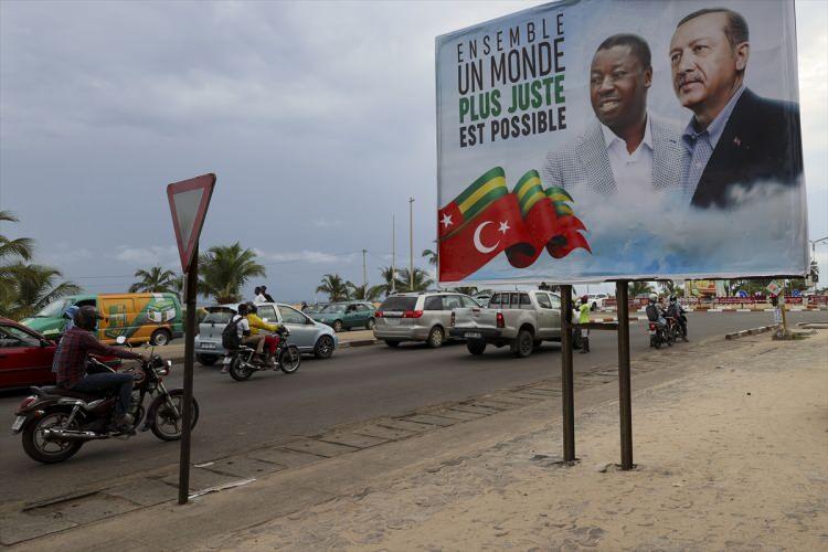 <p>Şehrin 10 farklı noktasına ise Cumhurbaşkanı Recep Tayyip Erdoğan ve Togolu mevkidaşı Faure Gnassingbe'nin fotoğraflarıyla "Birlikte Daha Adil Bir Dünya Mümkün" ifadesinin yer aldığı afişler yerleştirildi.</p>
