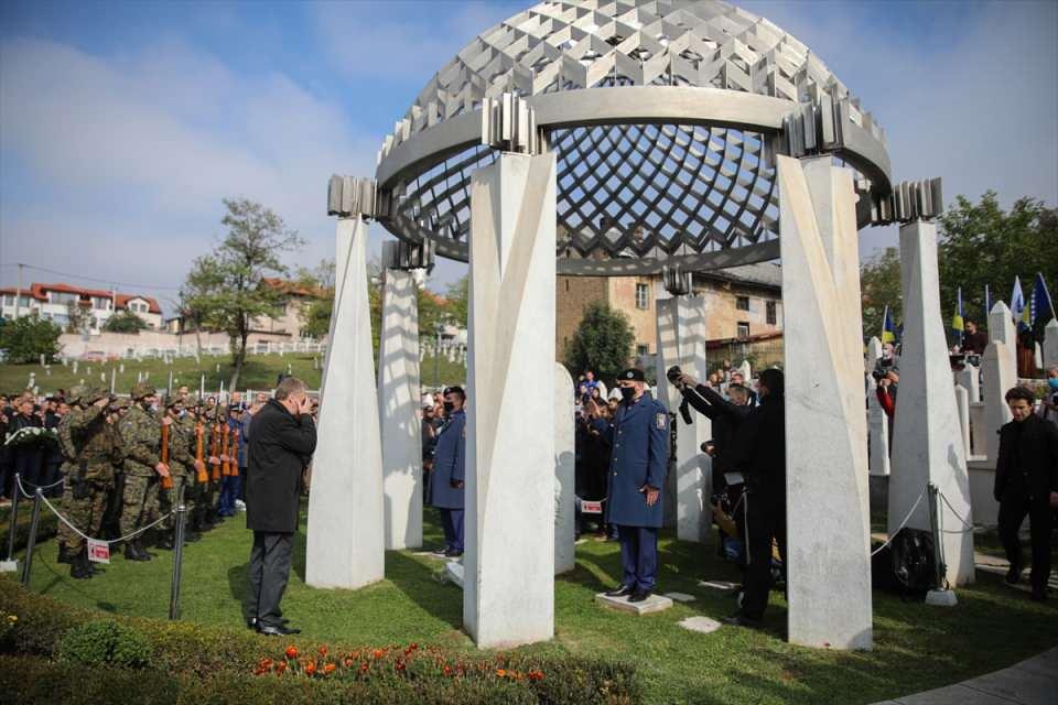 <p>Bağımsız Bosna Hersek'in ilk Cumhurbaşkanı Aliya İzetbegoviç'in vefatının 18. yılı dolayısıyla başkent Saraybosna'daki Kovaçi Şehitliği'nde bulunan kabri başında tören düzenlendi.<br />
 </p>
