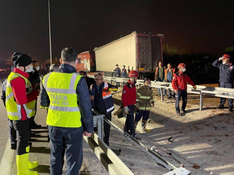 <p>İlk belirlemelere göre araçlarda bulunanlardan 1 kişi öldü 10 kişi de yaralandı.</p>
