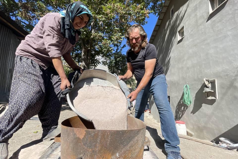 <p>Ağın leblebisinin üretim miktarını daha da artırmak, piyasada hak ettiği değere ulaşmasını sağlamak için DAP Kalkınma İdaresi Başkanlığı desteği ve Ağın Belediyesi iş birliğiyle işleme ve paketleme tesisi yapıldığını aktaran Karahan, tesisin gelecek sezon üreticilerin hizmetine gireceğini aktardı.</p>

<p> </p>
