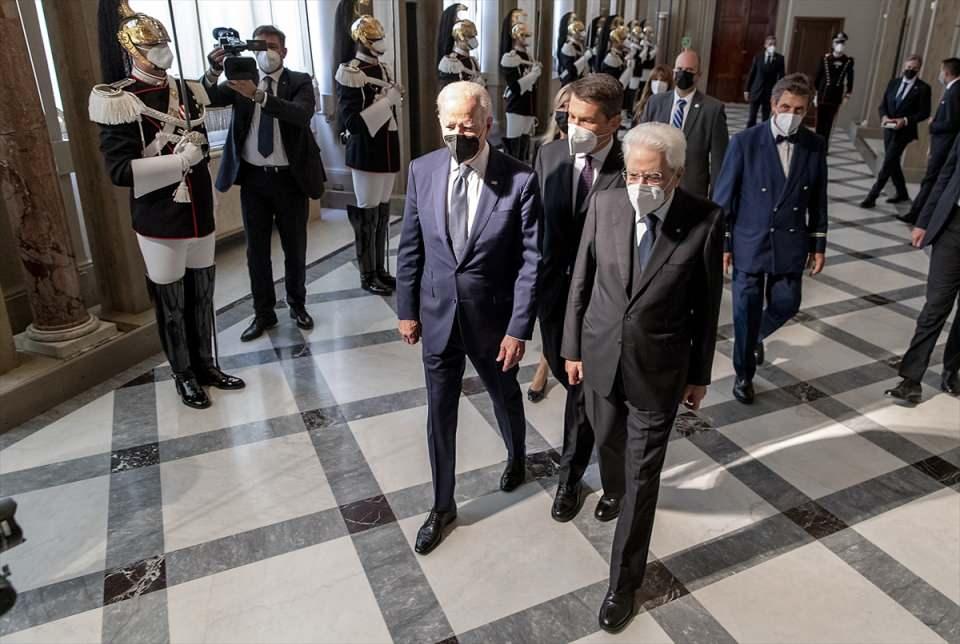 <p>Mattarella, Biden'ı cumhurbaşkanlığı sarayı Quirinale'de resmi törenle karşıladı. İki lider, heyetlerindeki isimleri birbirlerine tanıttıktan sonra heyetlerarası görüşmeye geçti.</p>

<p>​</p>
