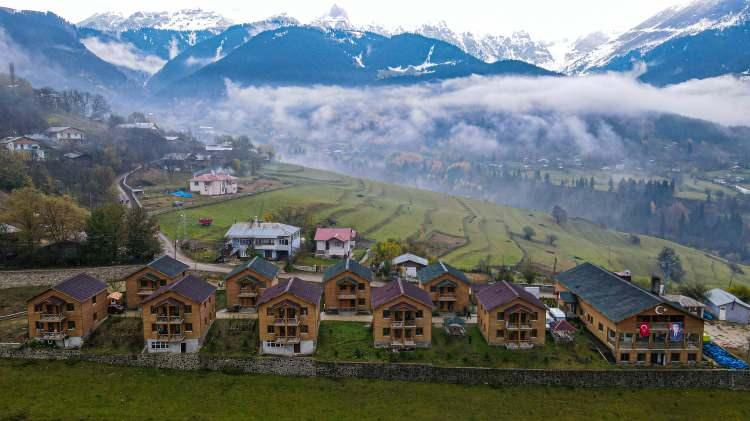 <p>Artvin’in Sakin Şehir (Cittaslow) ünvanlı Şavşat ilçesinde muhteşem doğanın içinde yer alan huzurevi, lüks tatil köylerini aratmıyor. </p>
