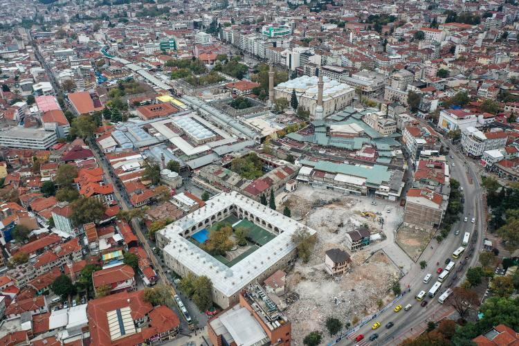 <p>Bursa'da, Tarihi Çarşı ve Hanlar Bölgesi Çarşıbaşı Kentsel Tasarım Projesi kapsamında bölgenin tarihi silüetinin gün yüzüne çıkarılması için yapılan çalışmalar, turizmcileri mutlu ediyor.</p>

<p> </p>
