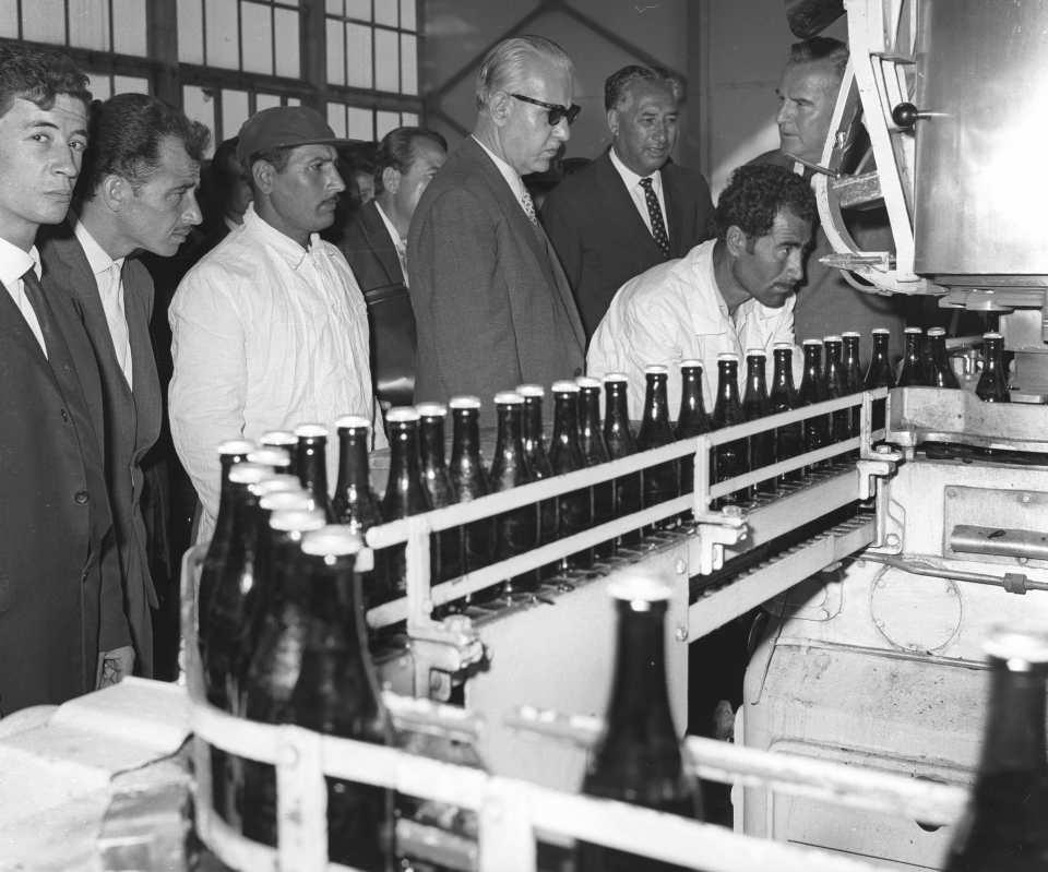 <p><strong>2 milyon 258 bin 181 ünite kan hastanelere gönderildi</strong></p>
<p>Türkiye'deki kan ihtiyacının neredeyse tamamını gönüllü ve sürekli bağışçılar sayesinde karşılayan Türk Kızılay, kan hizmetlerini de kan bağış merkezi ve mobil kan bağış araçlarıyla yürütüyor.<br />
<br />
<em><strong>Fotoğraf: Dönemin Başbakanı Suat Hayri Ürgüplü, 10 Haziran 1965'te Afyon'da Kızılay Madensuyu Şişeleme Tesisleri'nde incelemelerde bulunmuştu. (Arşiv)</strong></em></p>