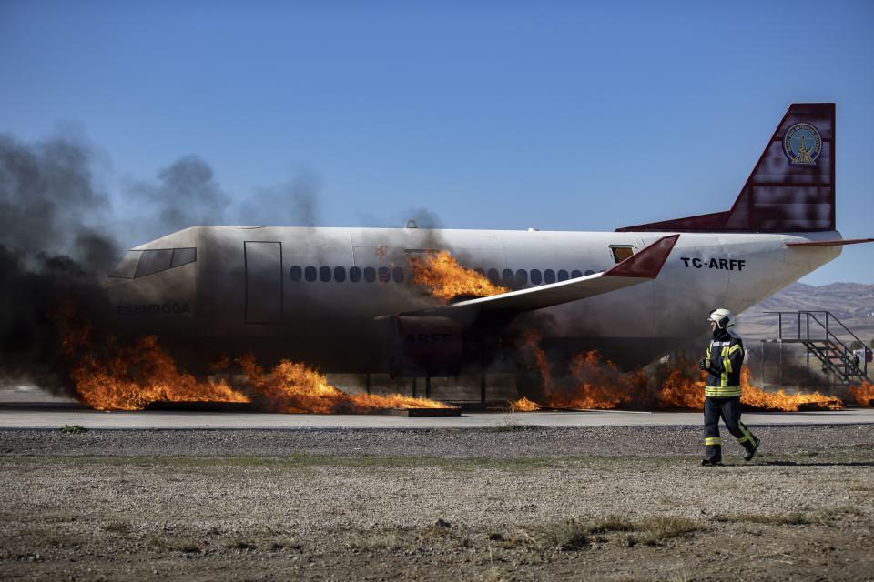 <p>DHMİ Esenboğa Havalimanı Başmüdürlüğünce "Geniş Katılımlı Acil Durum Planı" kapsamında düzenlenen tatbikatta, senaryo gereği inişe geçen bir uçak, pist başlangıç kısmına düştü.</p>

<p> </p>
