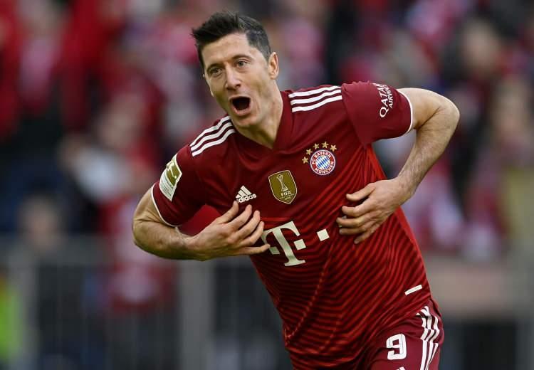 <p>Robert Lewandowski<br />
<br />
Maç: 37<br />
<br />
Gol: 43</p>