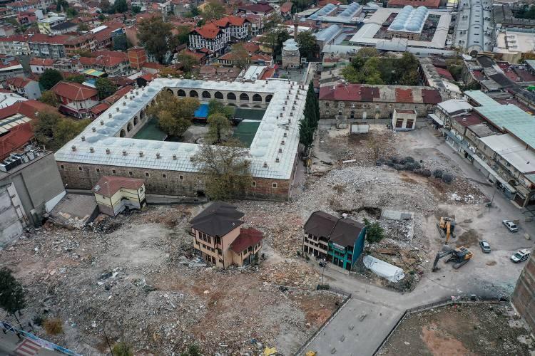 <p><strong>- "Hanlar Bölgesi'nin turizme kazandırılmasıyla Bursa dünyada önemli bir yer haline gelecek"</strong></p>

<p>Hanlar Bölgesi'nin tekrar ortaya çıkmasından sonra yeni şehir ve mekan fotoğrafları çekileceğini aktaran Saraçoğlu, şöyle konuştu:</p>

<p>"Bu da ister istemez iyi algıyı arttıracak. Turistler gruplar halinde geldiği zaman her türlü ihtiyaçlarına önem veriyorlar. Sadece o bölgenin tarihsel yapısının ortaya çıkması değil altyapı eksikliklerinin de giderilmesi gerekiyordu.</p>
