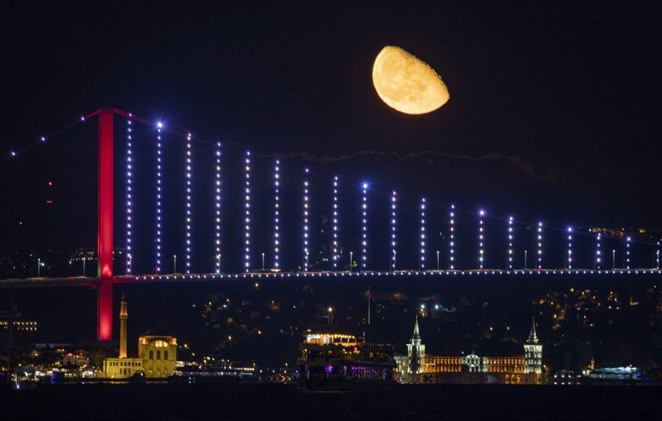 <p>İstanbul'da yarımay, Büyük Mecidiye Camisi (solda), Kuleli Askeri Lisesi (sağda) ve 15 Temmuz Şehitler Köprüsü ile güzel görüntü oluşturdu.</p>

<p> </p>
