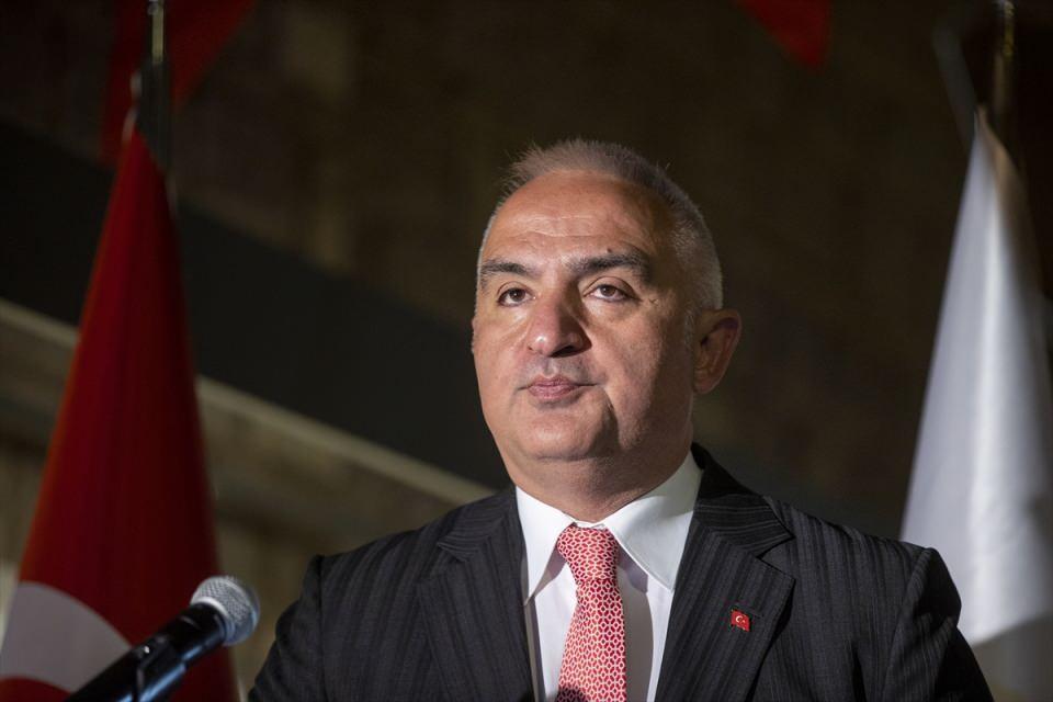 <p>Karşılıklı görüşmelerimiz sonucunda bu eserin sergilenmesi ve korunması için en doğru adres olarak, muhafaza ettiği muhteşem Hatti koleksiyonuyla Anadolu Medeniyetleri Müzemizi uygun gördük."</p>
