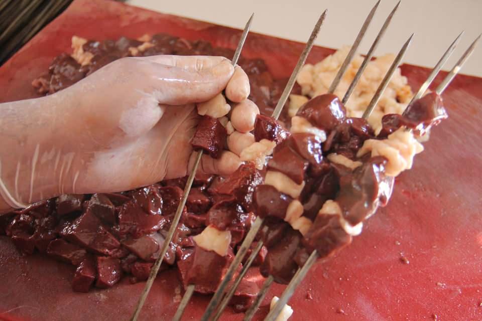 <p>Birleşmiş Milletler Eğitim, Bilim ve Kültür Örgütü (UNESCO) tarafından gastronomi alanında "Yaratıcı Şehirler Ağı"na dahil edilen ve mutfağında çok sayıda yemek ile tatlı çeşidi bulunan Hatay'da, ustaların elinde lezzet bulan Kırıkhan ciğer kebabı beğeni topluyor.</p>
